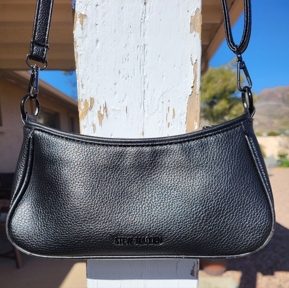 Steve Madden Black Bagata Crossbody And Wristlet. - Picture 5 of 16